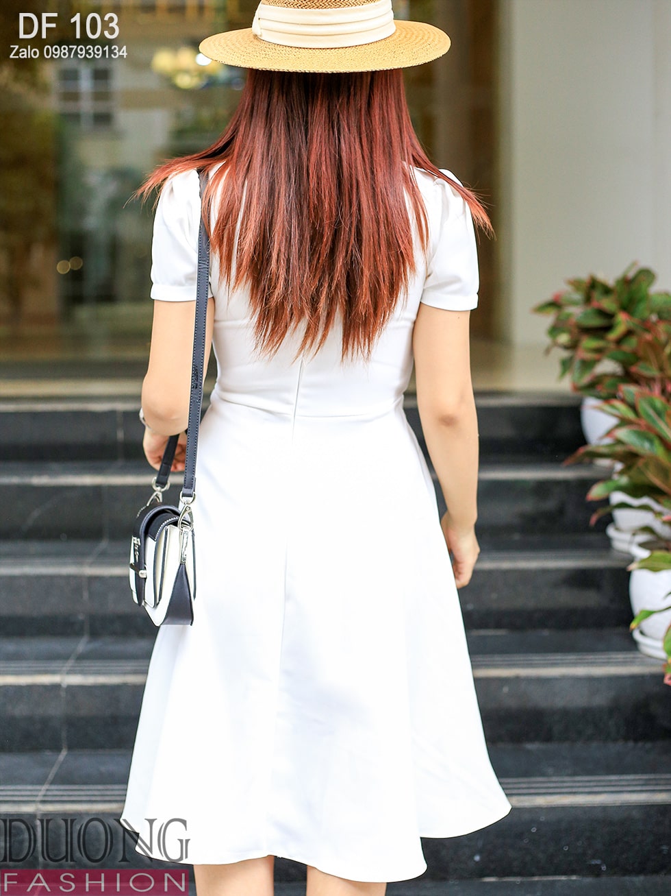 Váy trắng tinh khôi gắn nơ cách điệu